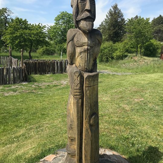 Dřevěná socha na Naučné stezky Markomanů