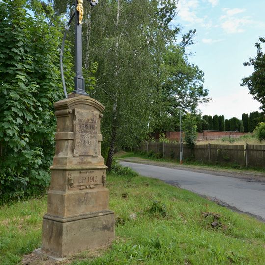 Kříž na křižovatce u hřbitova v Hradešíně