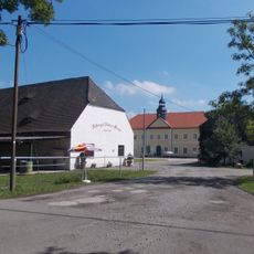 Sachgesamtheit Rittergut mit den Einzeldenkmalen Herrenhaus, Scheune und zwei barocken Putten (siehe auch Einzeldenkmalliste gleiche Anschrift - obj 09246626) Alter Teichweg 3