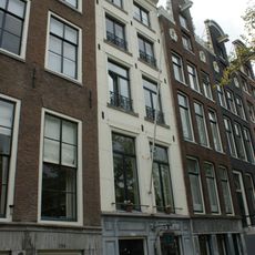 Pand met gevel onder rechte lijst