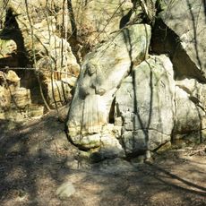 Skalní reliéf Panna Marie u lesní cesty v Brništi