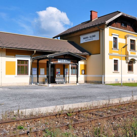 Aufnahmsgebäude mit Toilettehäuschen, Bahnhof Maria Elend im Rosental