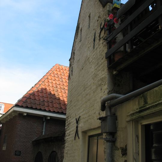 Klein pand onder zadeldak, geverfde gevels