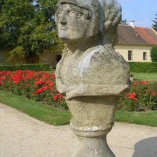 Socha na terase zámku v Miloticích