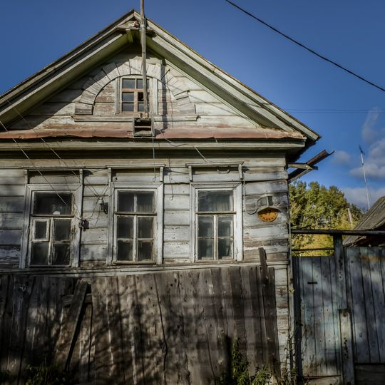 Жилой дом усадьбы c воротами