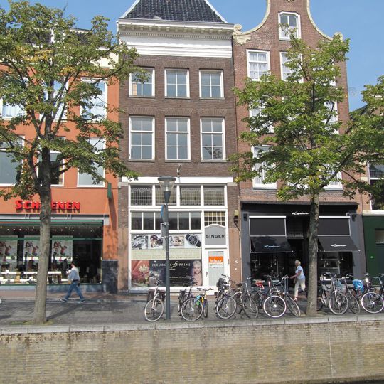 Pand met twee verdiepingen met door dwarsdak gedekte voorbouw