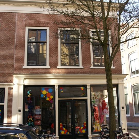 Huis met lijstgevel met in de verdieping schuiframen