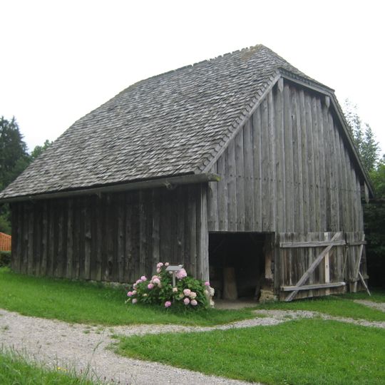 Hütte mit Getreidekasten