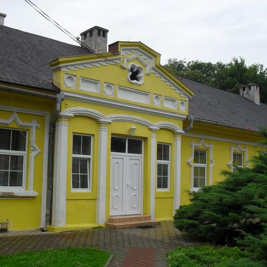 Kaštieľ a park, kaštieľ