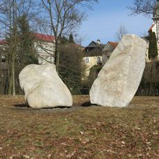 Kamenná plastika Dialog v zámeckém parku v Ostrově nad Ohří