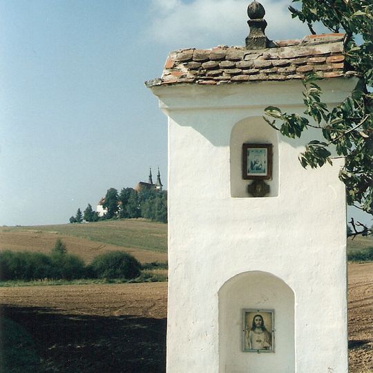 Výklenková kaplička - poklona se soškou svatého Jana Nepomuckého