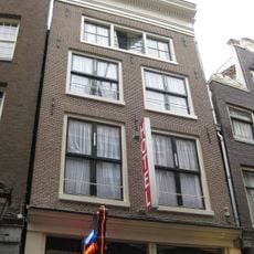 Pand met gevel onder rechte lijst