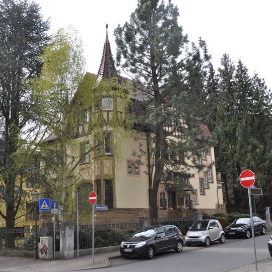 Villa mit Ausstattung und Einfriedung