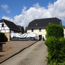 Häusleranwesen bestehend aus Wohnhaus und zwei Nebengebäuden (ein Nebengebäude Wasserhaus) Mittelbacher Dorfstraße 122