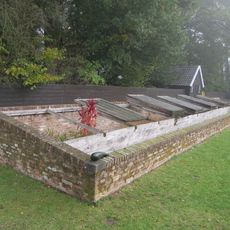 Hoeve met dwars woongedeelte onder hoog schilddak, waarachter deel