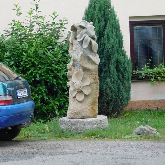 Plastika před domem čp. 52 v Kozojedech