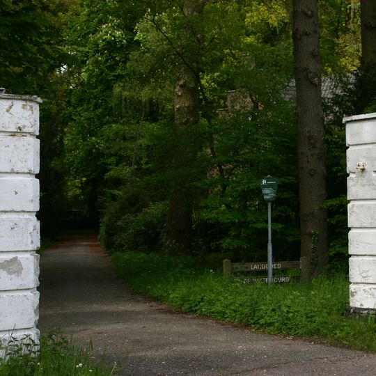De Wittenburg, hekpijlers bij de neventoegang aan de Rijksstraatweg