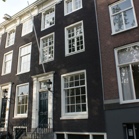 Huis onder dwars dak met gevel onder rechte lijst met consoles, evenals de deuromlijsting