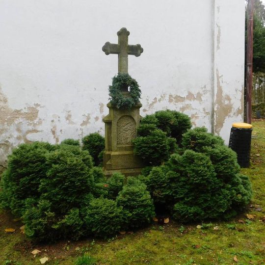 Kříž u kostela v Borovsku