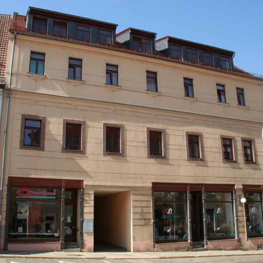 Wohnhaus in geschlossener Bebauung und zwei Hintergebäude
