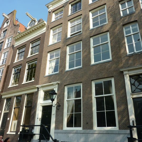 Pand met gevel onder verhoogde lijst met consoles