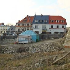 Relikty piwnic dawnej zabudowy, zachowane pod budynkiem d. „Hotelu Polskiego” E. Berensa i pod budynkiem tzw. sklepiku