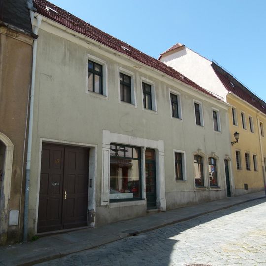 Wohnhaus mit Laden in geschlossener Bebauung Bahnhofstraße 2