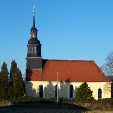 Evangelische Pfarrkirche mit Kirchhof, ein Grabmal an der Kirchenwand und umgebende Einfriedungsmauer mit Kirchhofstor Kleindittmannsdorfer Straße 3a