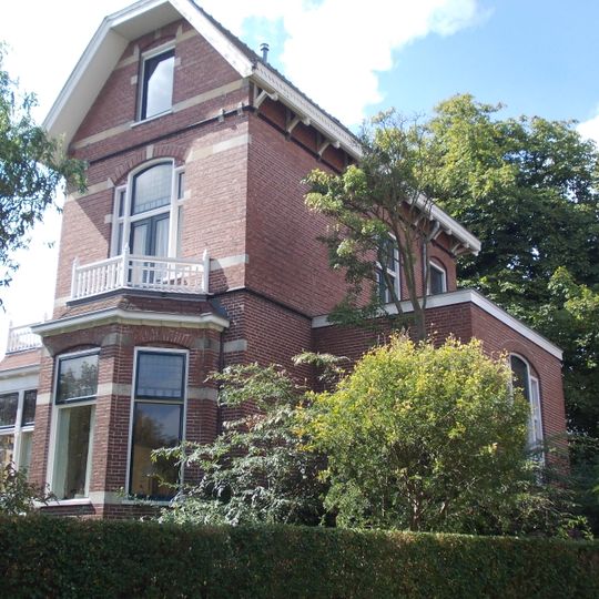 Herenhuis in Overgangsstijl met eclectische, Chalet- en Art Nouveaustijl-elementen