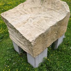 Kamenná plastika za Domem kultury v Žďáru nad Sázavou