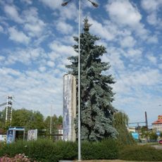 Sloupová plastika s keramickým reliéfem u nádraží v Havlíčkově Brodě