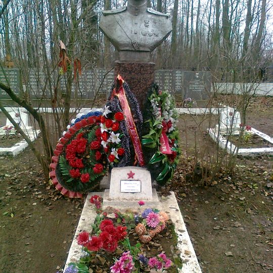 Братское кладбище советских воинов, погибших в борьбе с фашистами, среди которых похоронены Герои Советского Союза И.М. Шишкань и Я.И. Пляшечник