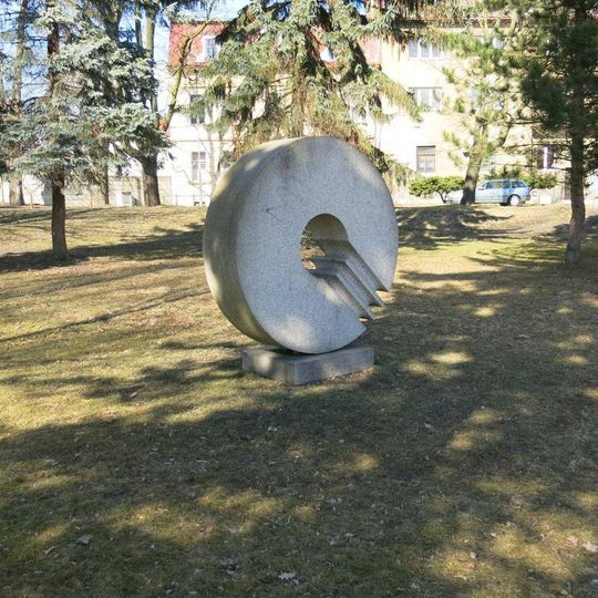 Žulová plastika v parku u nádraží v České Lípě