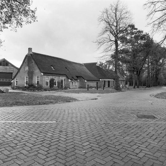 Boerderij met zijbaander onder rieten wolfsdak