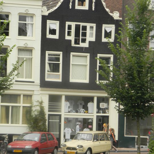 Pand met klokgevel met festoen