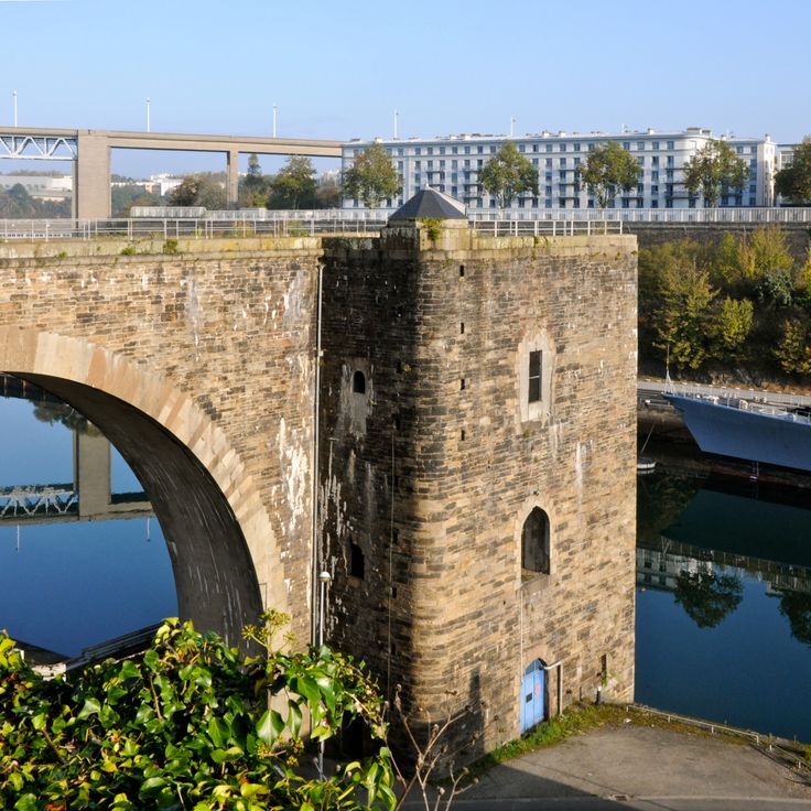 Viaduc de la grue revolver du port militaire de Brest