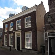 Pand met verdieping en zadeldak, waarin twee dakkapellen met gebogen afdekkingen