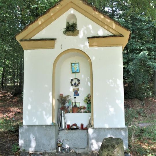 Výklenková kaple u rozcestí na kraji lesa východně od Písečné