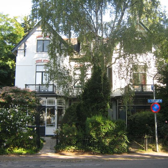 Dubbele villa met tuinhek voor nummer 29, gebouwd in eclectische bouwtrant gecombineerd met chaletstijl-elementen