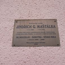 Pamětní deska Jindřicha G. Maštálky na nádraží v Sobotce