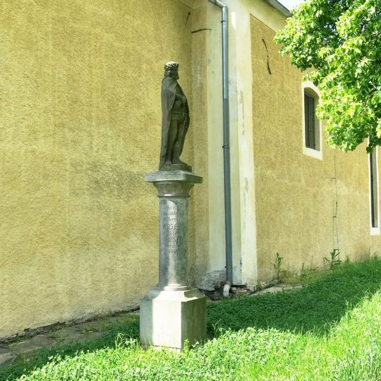 Socha spoutaného Ježíše u kostela v Úhošťanech