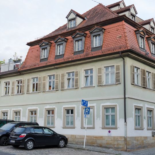 Dreiseitig freistehendes Eckwohnhaus, ehemaliges Pottaschensiedhaus