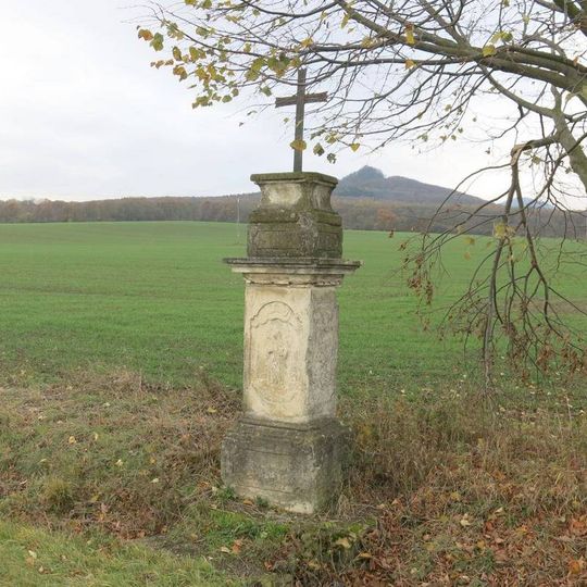 Kříž na rozcestí u silnice z Velemína do Března