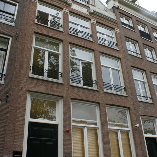 Pand met gevel onder hals in fantasievormen