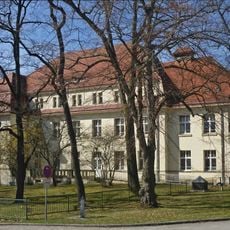 Building A3: two-story clinic building in the style of reform architecture (individual monument to ID No. 09284584) Hufelandstraße 15