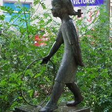 Niña con Aro