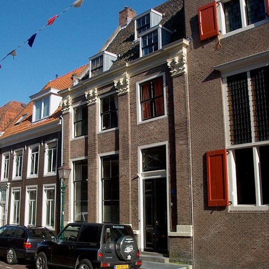 House with brick gable with cornice gable, probably in origin the house of the director of the chamber of the East India Compagny in Hoorn.