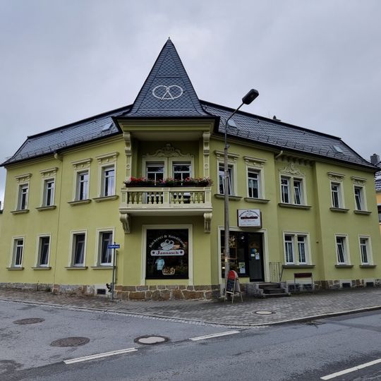 Wohnhaus in offener Bebauung und in Ecklage, mit Ladeneinbau Hauptstraße 57
