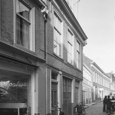 Eenvoudig pand met rechte kroonlijst