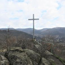 Kříž na skále Mlynářův kámen západně od Dolních Zálezel